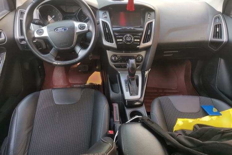 Used Ford Focus 2012 Hatchback 1.6L Automatic Fashion Edition Center Console