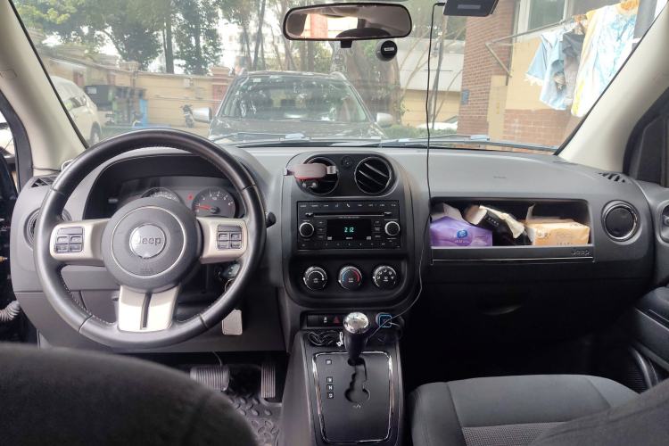 Used Jeep Compass 2011 2.0L two-wheel drive sport version
