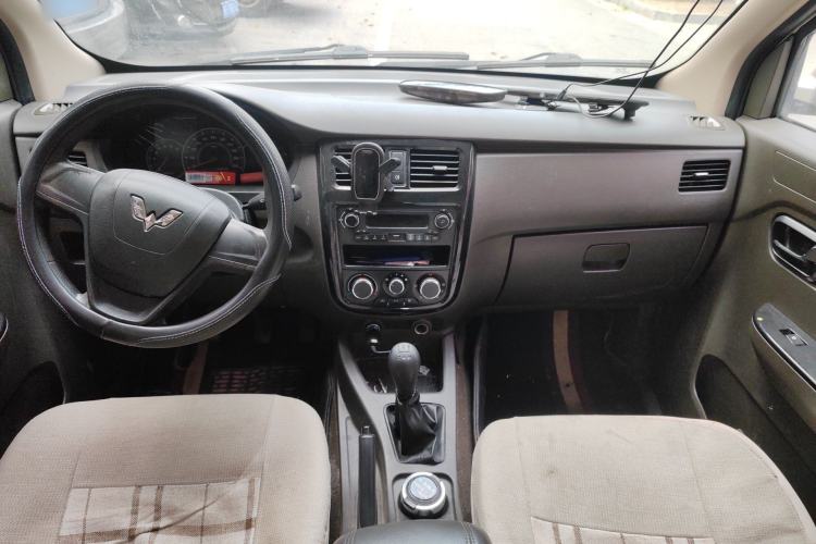 Used Wuling Rongguang V 2016 1.5L Standard Version Center Console