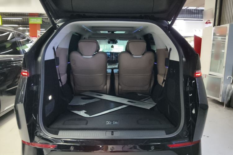 Used XPeng X9 2024 702 Ultra-Long Range Pro Trunk