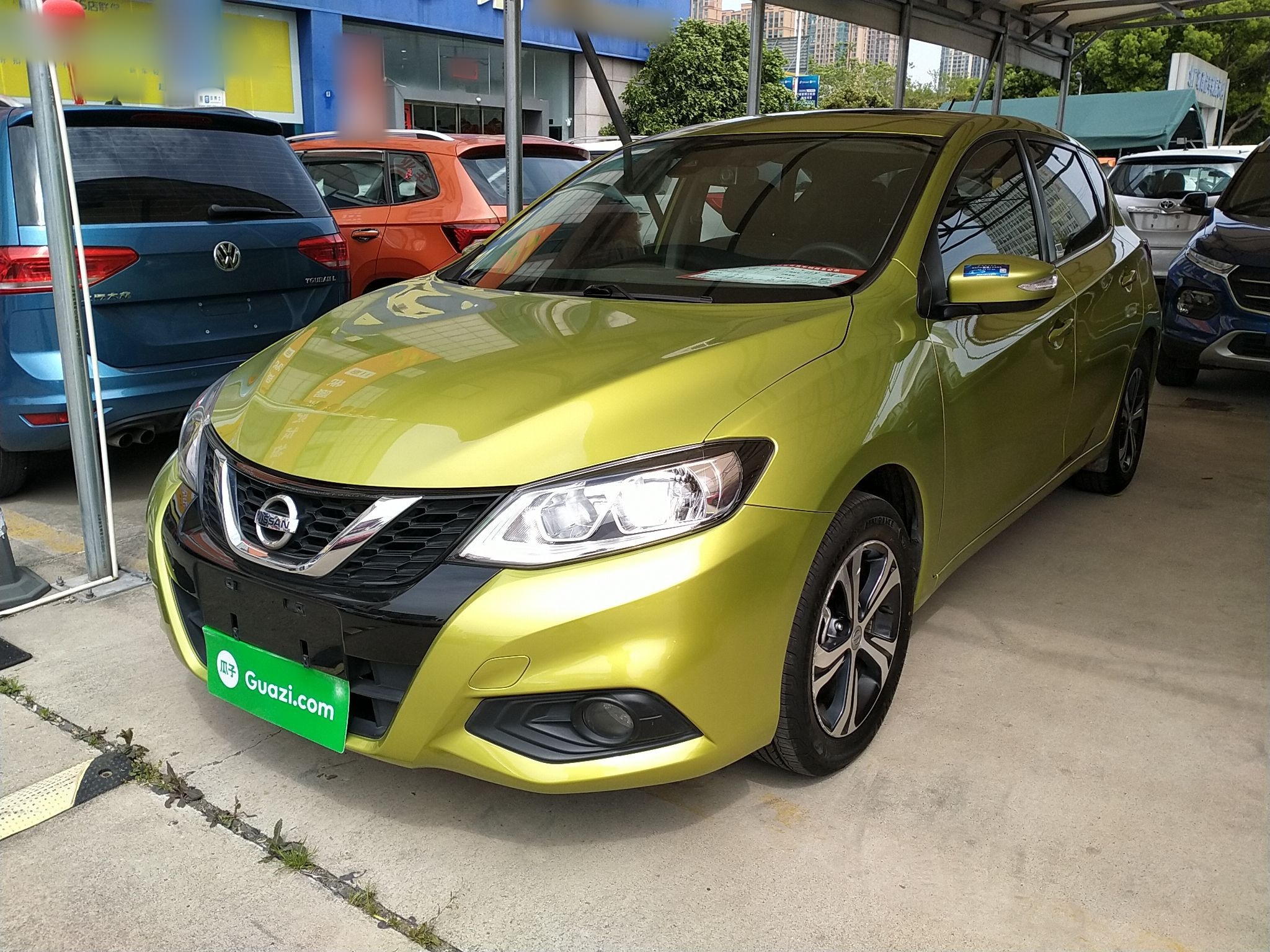 تحت مقدمة السيارة