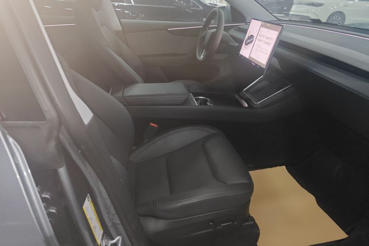 Used Tesla Model Y 2025 Rear-Wheel Drive First Edition Right Front Seat