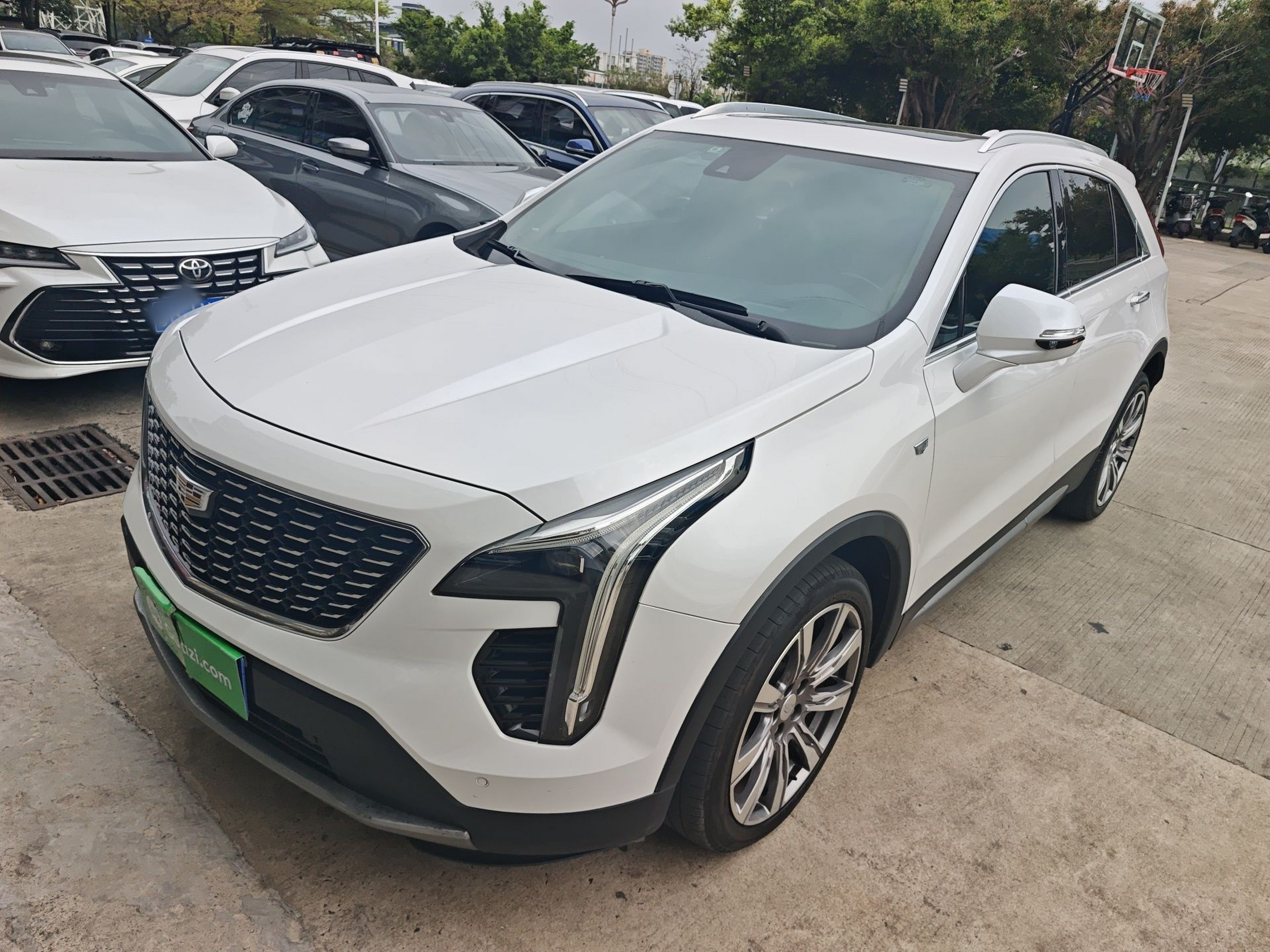 Под передней частью автомобиля