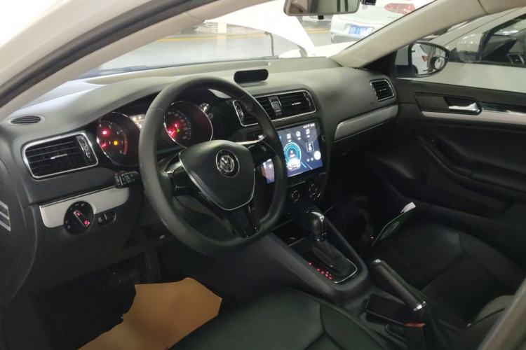 Used Volkswagen Sagitar 2015 1.6L Automatic Comfort Model Center Console