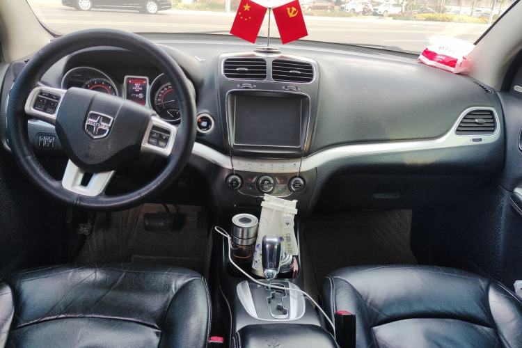 Used Dodge Journey 2013 2.4L Two-Wheel Drive Luxury Version Center Console