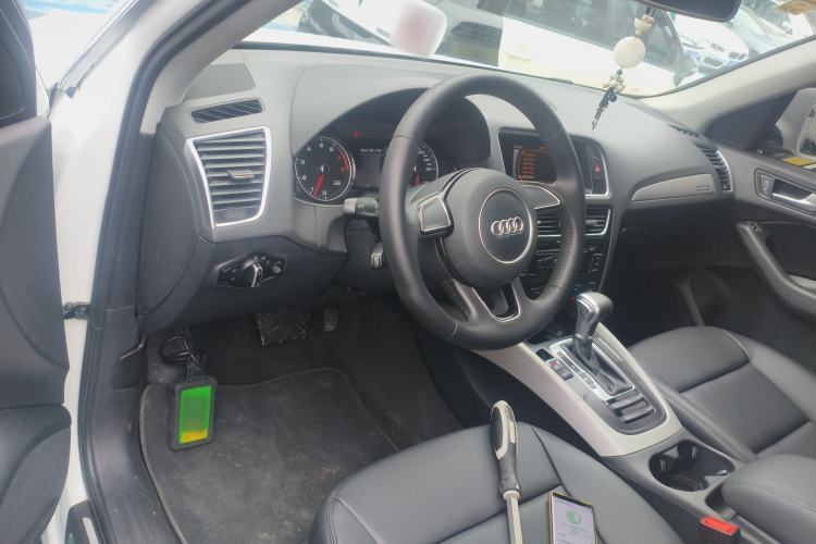 Used Audi Q5 2016 40 TFSI Trendy Edition Center Console