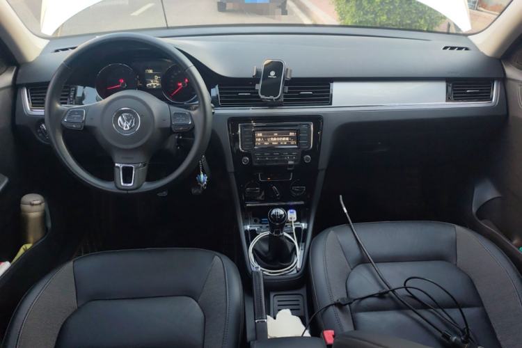 Used Volkswagen Bora 2015 Zhuihui Edition 1.6L Manual Comfort Model Center Console