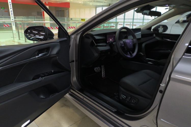 Used Toyota Camry 2026 Model Dual-Engine 2.0HSE Sport Lite Edition
