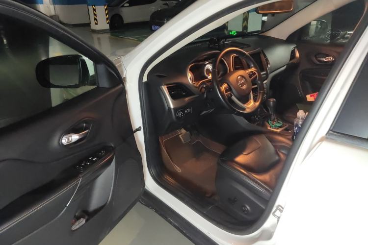 Used Jeep Cherokee 2017 2.4L Leading Smart Edition Interior 3