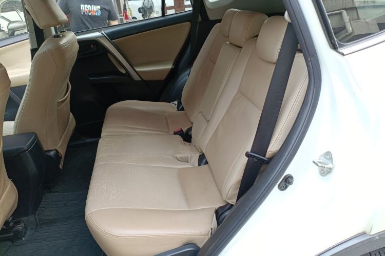 Used Toyota RAV4 2016 2.0L CVT Two-Wheel Drive Fashion Edition China V Standard
