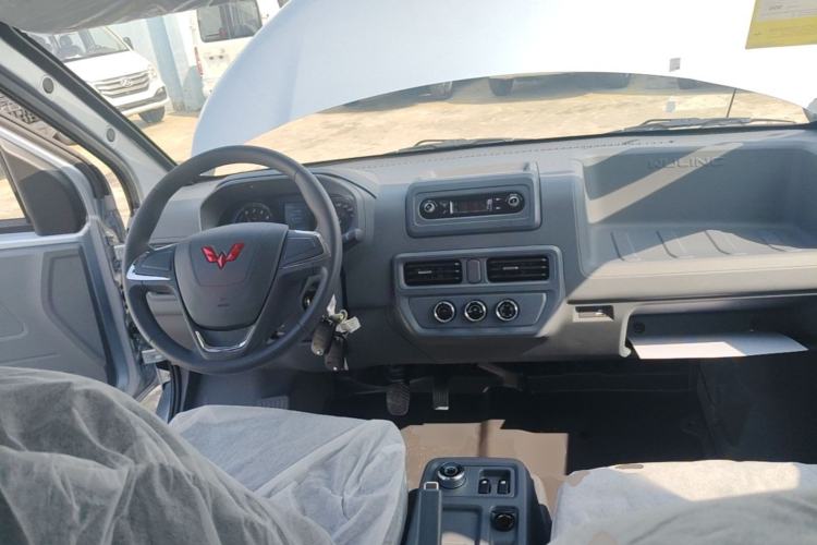 Used Wuling Yangguang 2024 300KM Comfort Version Passenger Van 75kW Center Console