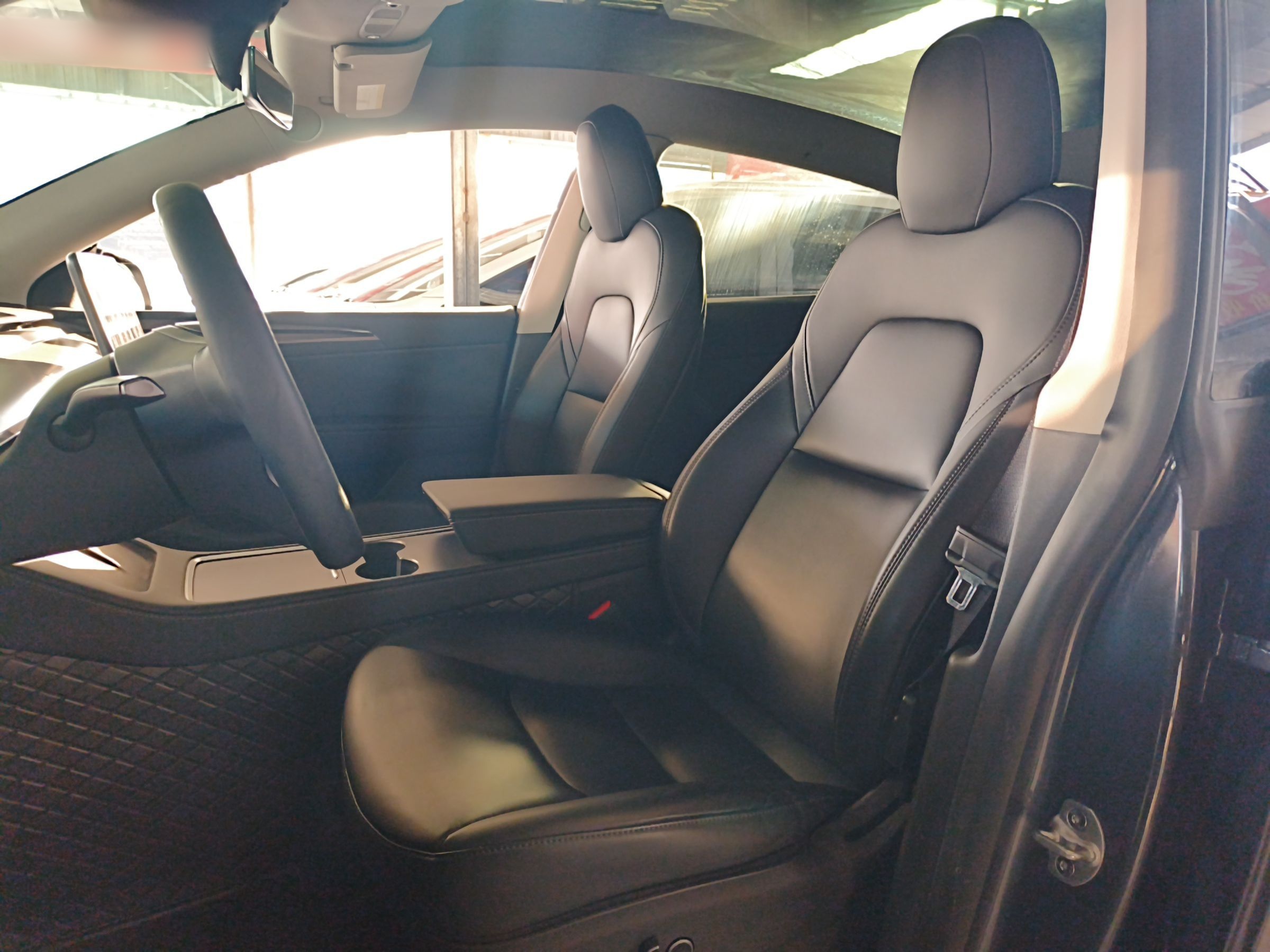 المقاعد الأمامية داخل السيارة