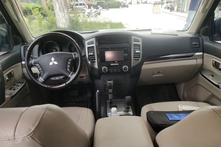 Used Mitsubishi Pajero  Center Console