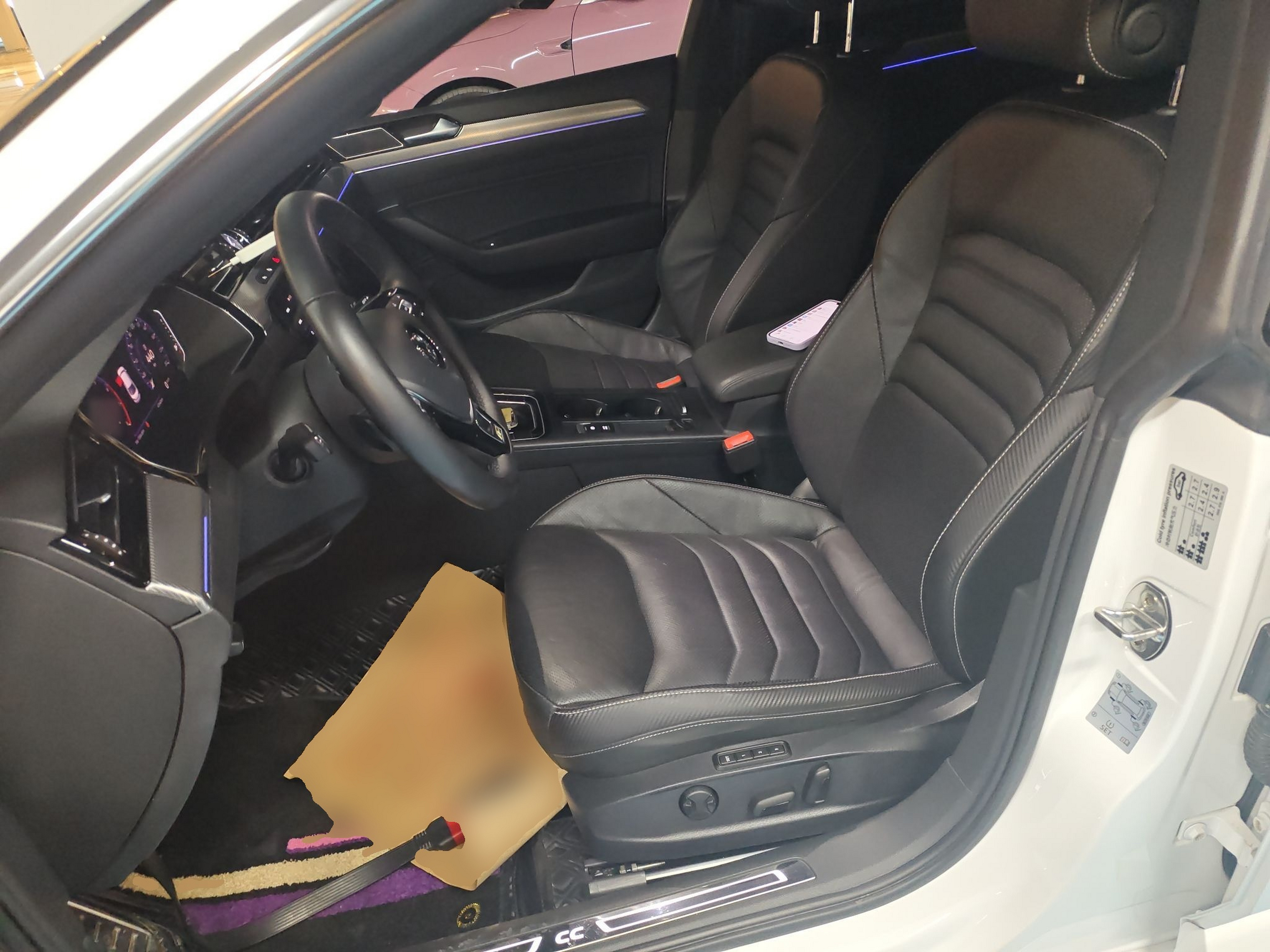 المقاعد الأمامية داخل السيارة