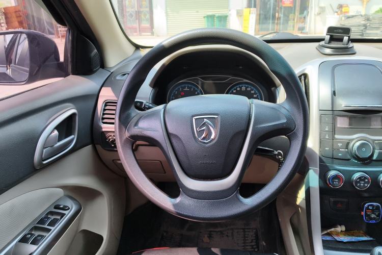 Used Baojun 630 2014 1.5L manual standard version
