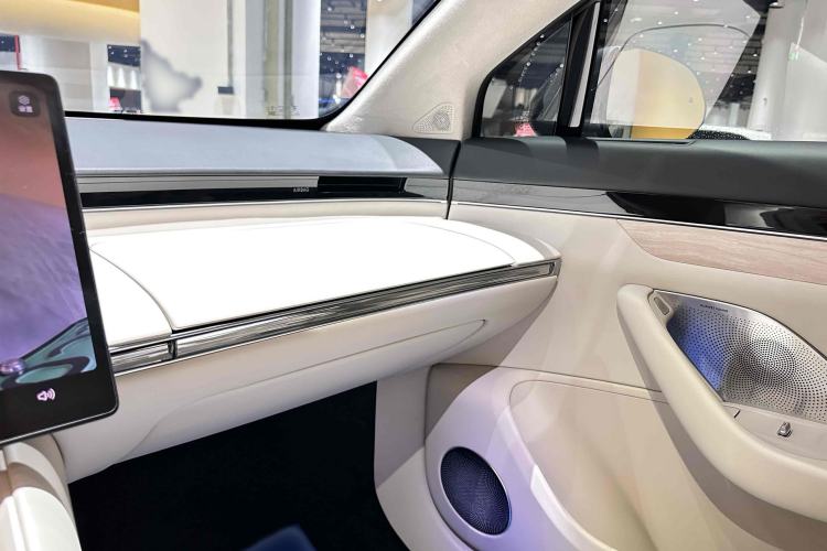 Used Hima Luxeed R7 2024 All-Electric 802 km Max
