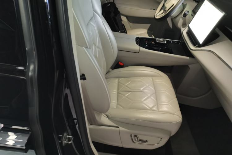 Used Volvo EM90 2025 Ultra Six-Seater Right Front Seat