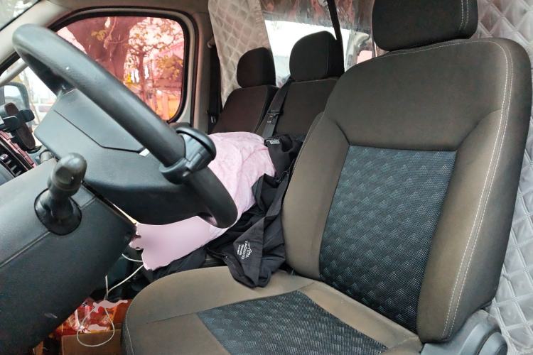 Used SAIC MAXUS Xintu V80 2018 2.5T AMT Aoyuntong Short Wheelbase Mid-Roof 5-6 Seater
