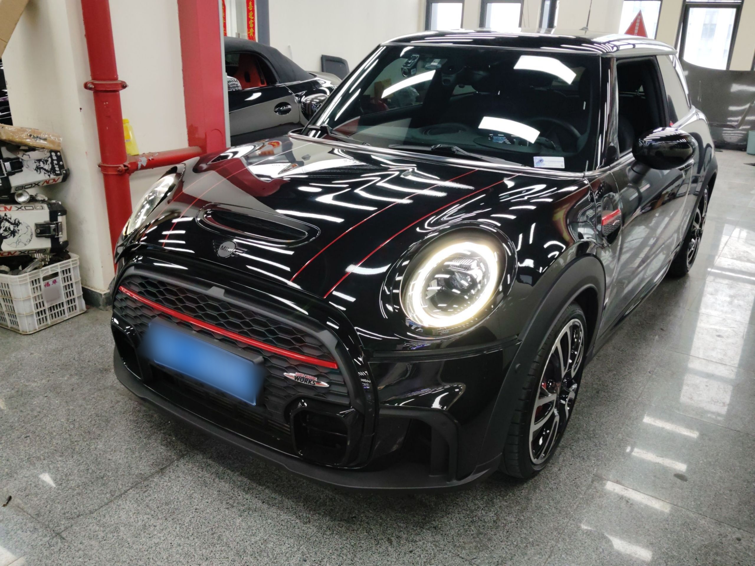 تحت مقدمة السيارة