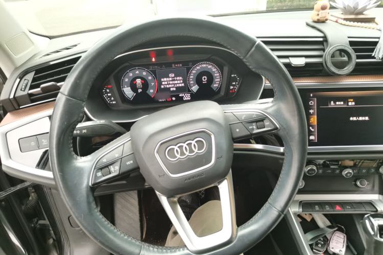 Used Audi Q3 2020 35 TFSI Fashionable and Elegant Model Steering Wheel