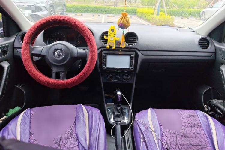 Used Volkswagen Jetta 2015 Value Edition 1.6L Automatic Fashion Version Center Console