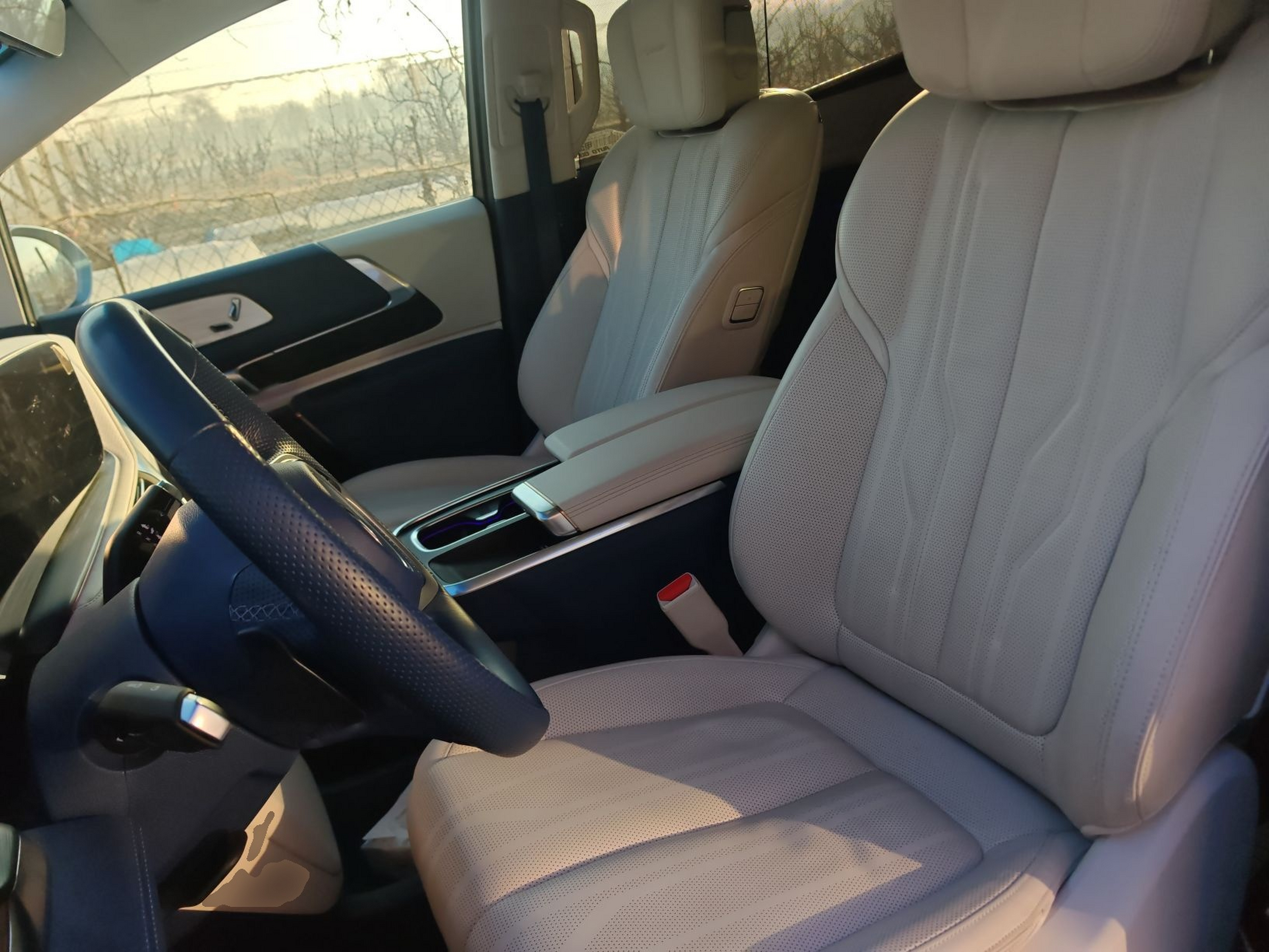 Переднее сиденье в автомобиле