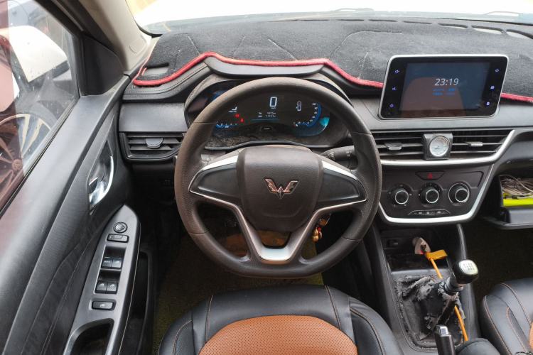 Used Wuling Hongguang S3 2018 1.5L Manual Comfort Model China V Standard Steering Wheel