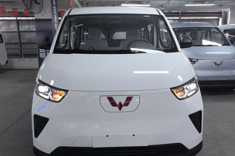 Used Wuling Yangguang 2024 300KM Comfort Version Passenger Van 75kW