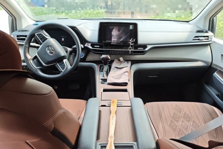 Used Toyota SIENNA 2024 2.5L Hybrid Comfort Edition Center Console