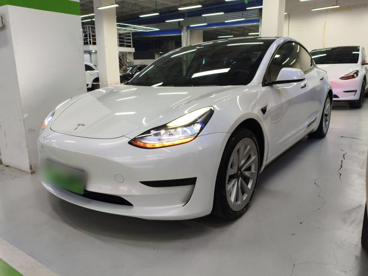 تحت مقدمة السيارة