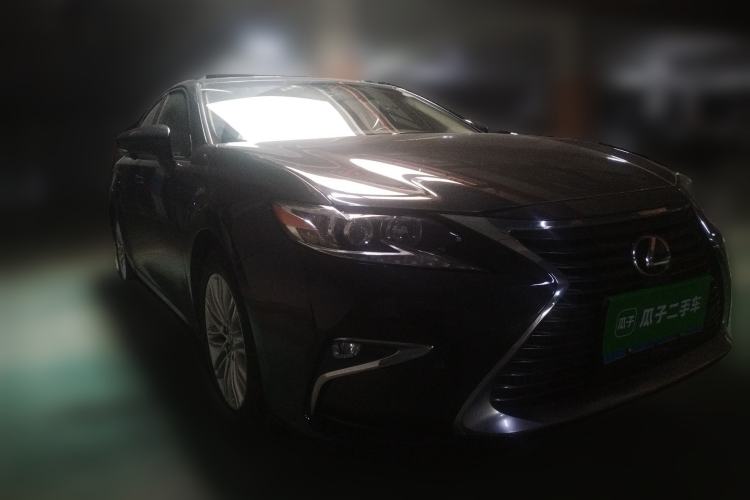 Used Lexus ES 2015 250 Elegant Edition Front Right 45 Deg