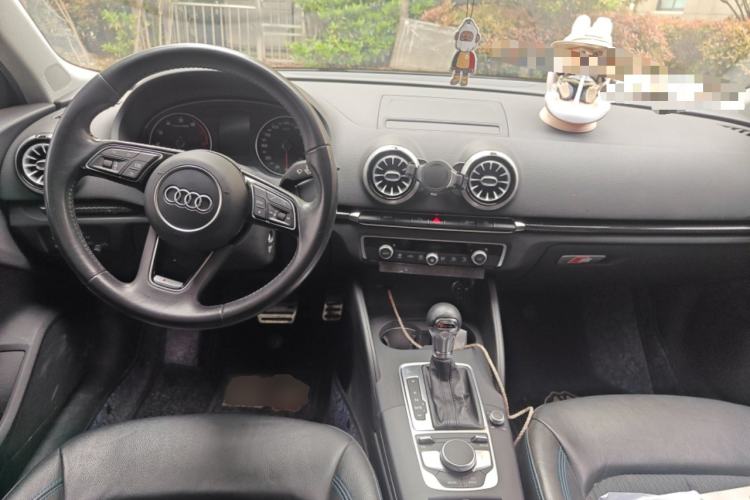 Used Audi A3 2019 Limousine 35 TFSI Fashion Edition China V standard Center Console