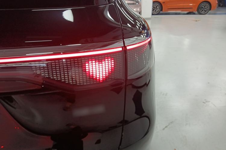 Used Hima AITO M8 2025 Extended-Range Max+ Version 53.4 kWh 6-Seater Edition Exterior 3