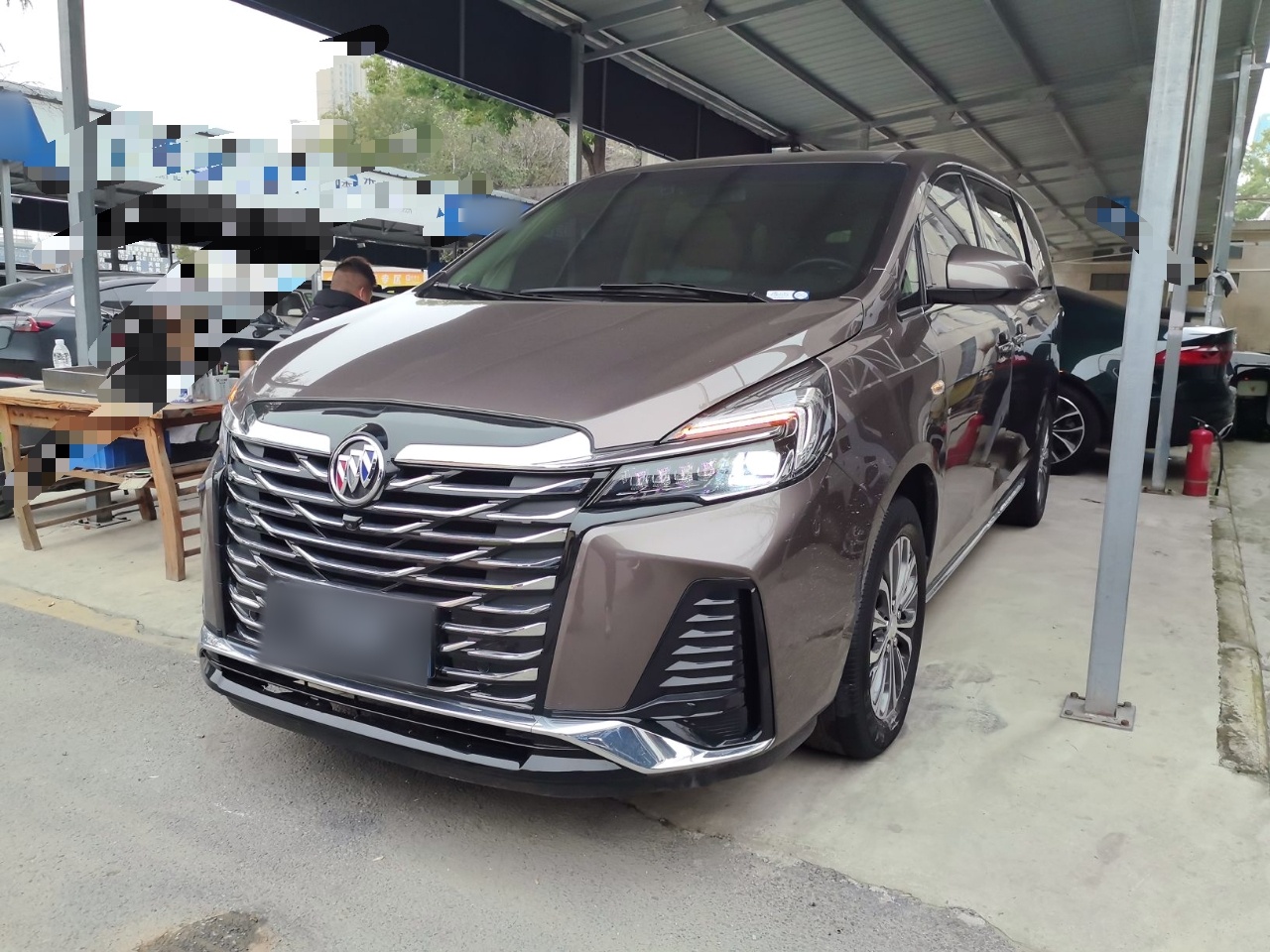 تحت مقدمة السيارة