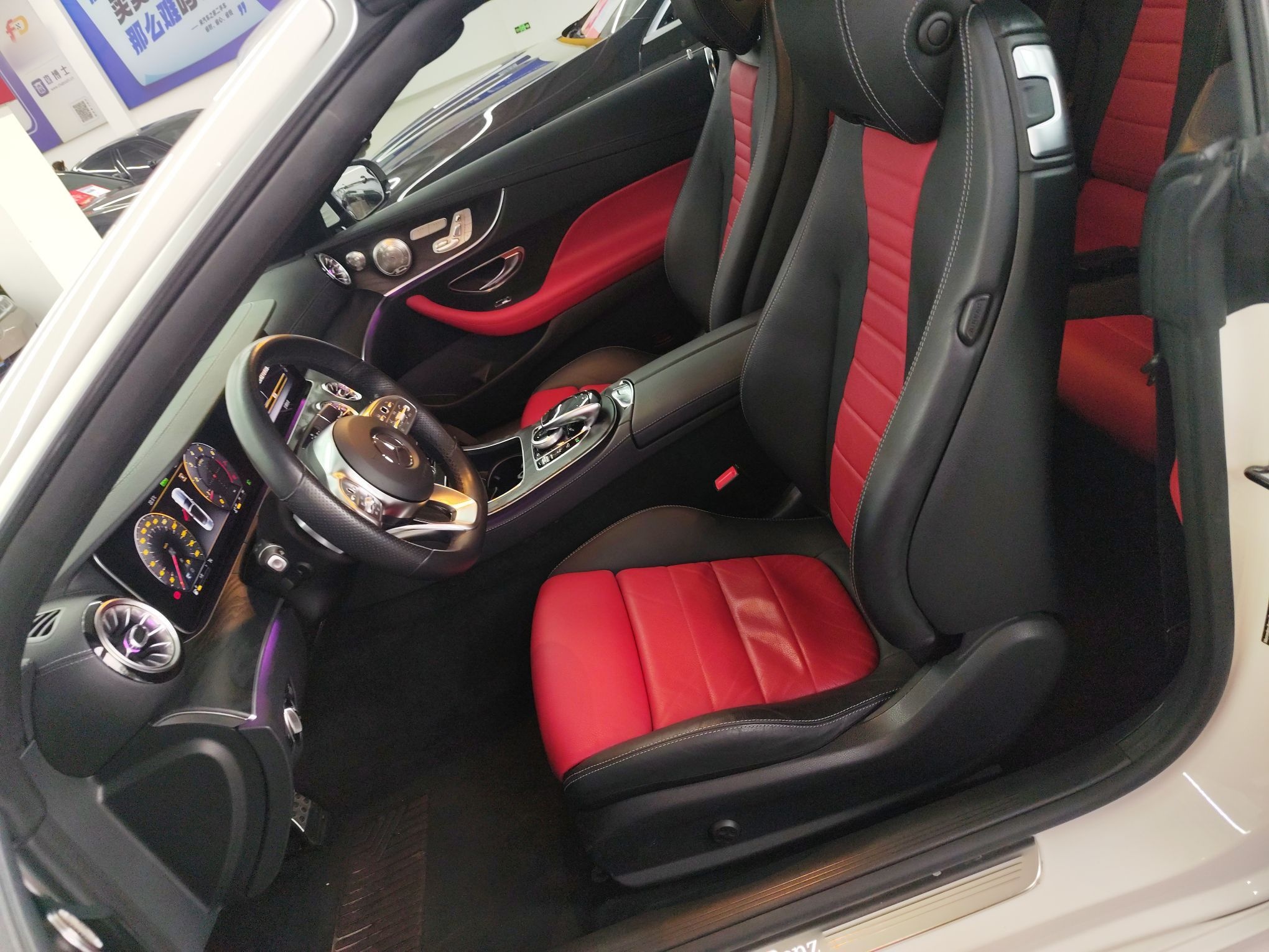 المقاعد الأمامية داخل السيارة