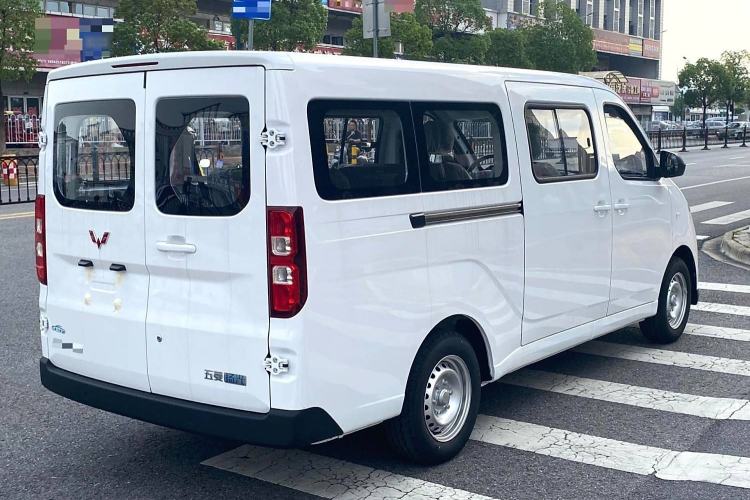 Used Wuling Yangguang 2024 300KM Comfort Version Passenger Van 75kW