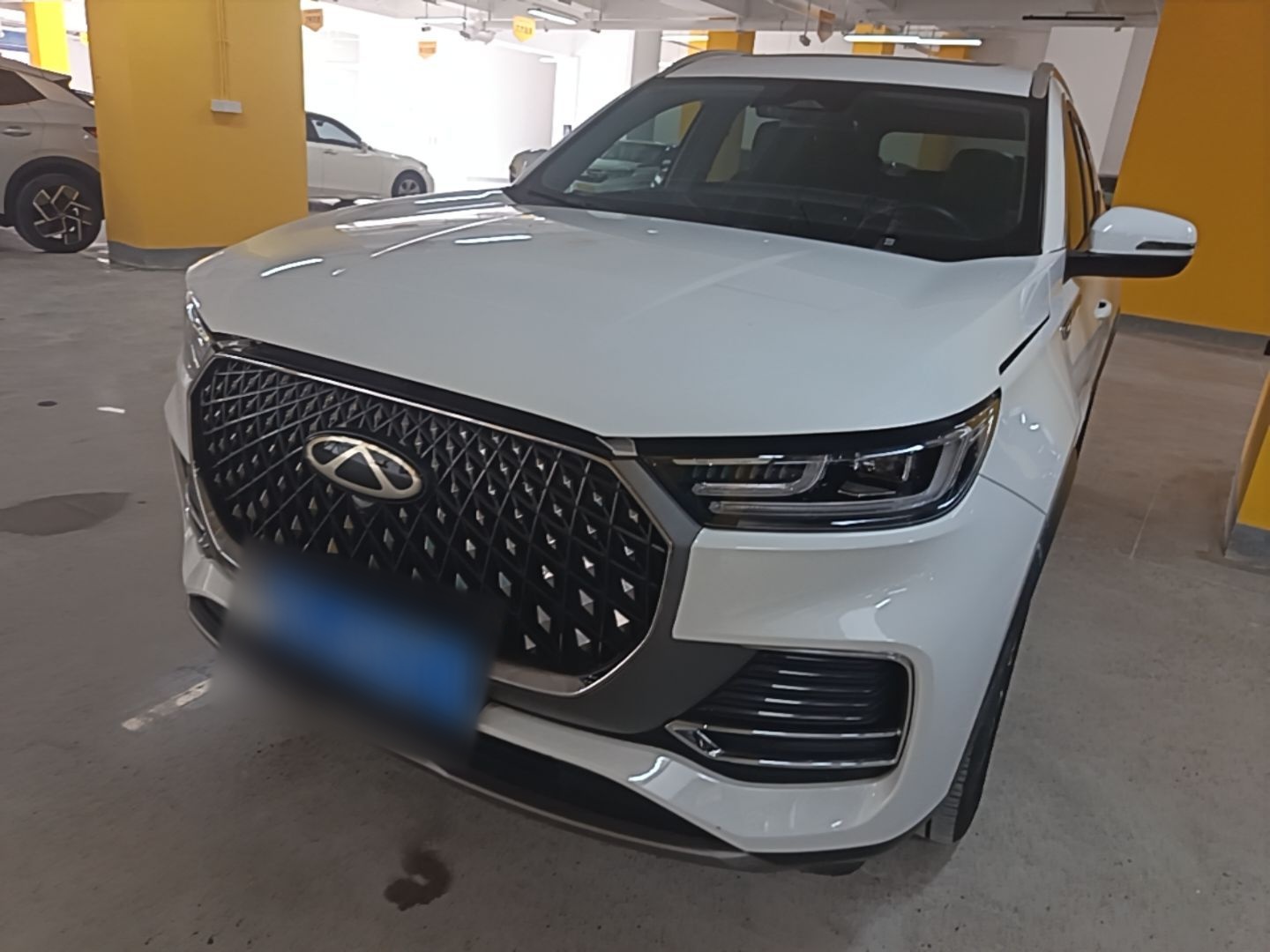 Под передней частью автомобиля