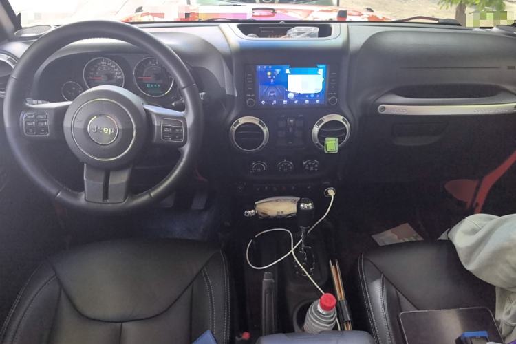 Used Jeep Wrangler 2014 3.0L Sahara Four-Door Edition Center Console