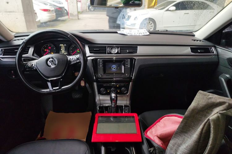 Used Volkswagen Passat 2016 330TSI DSG Luxury Edition Center Console