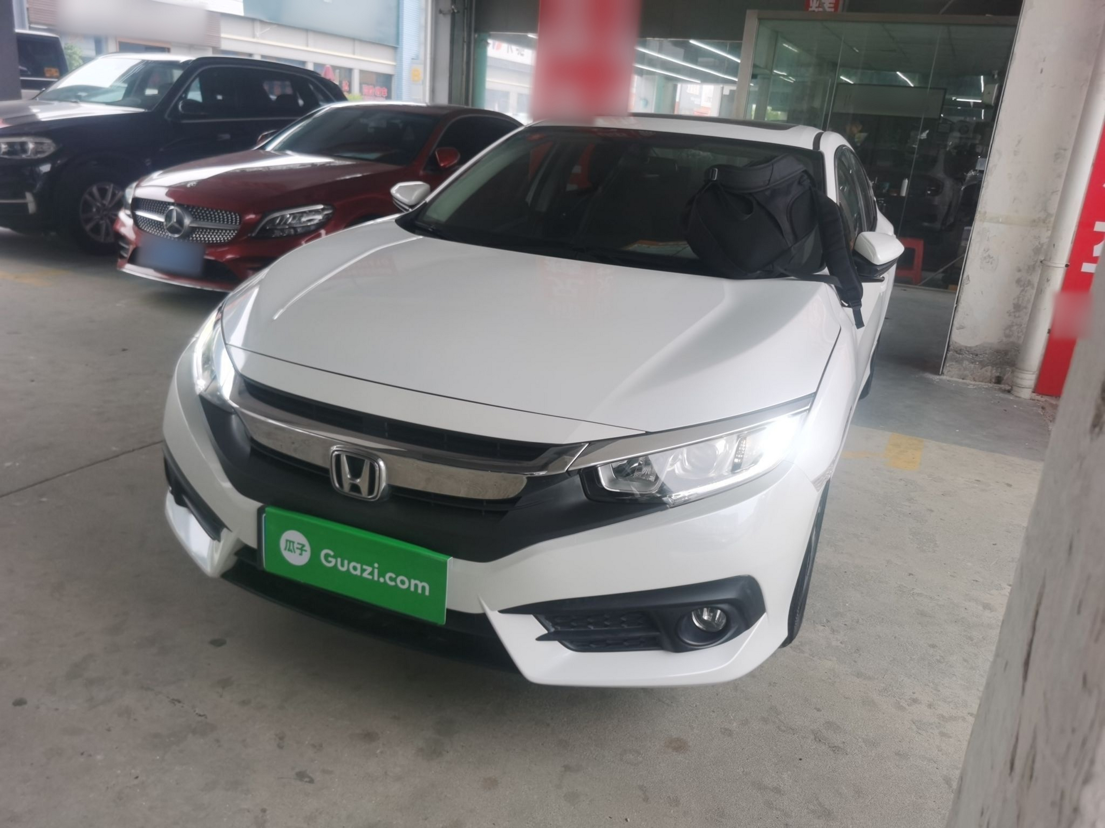 تحت مقدمة السيارة