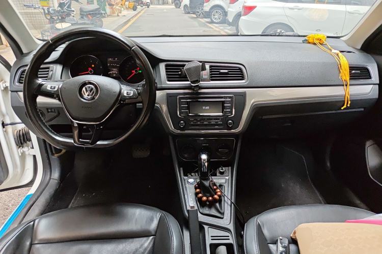 Used Volkswagen Lavida 2017 1.6L Automatic Comfort Edition Center Console