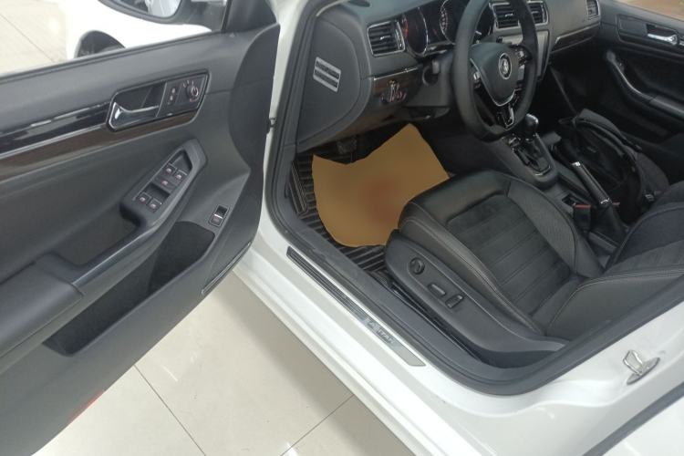 Used Volkswagen Sagitar 2015 230TSI Automatic Luxury Model Driver Seat