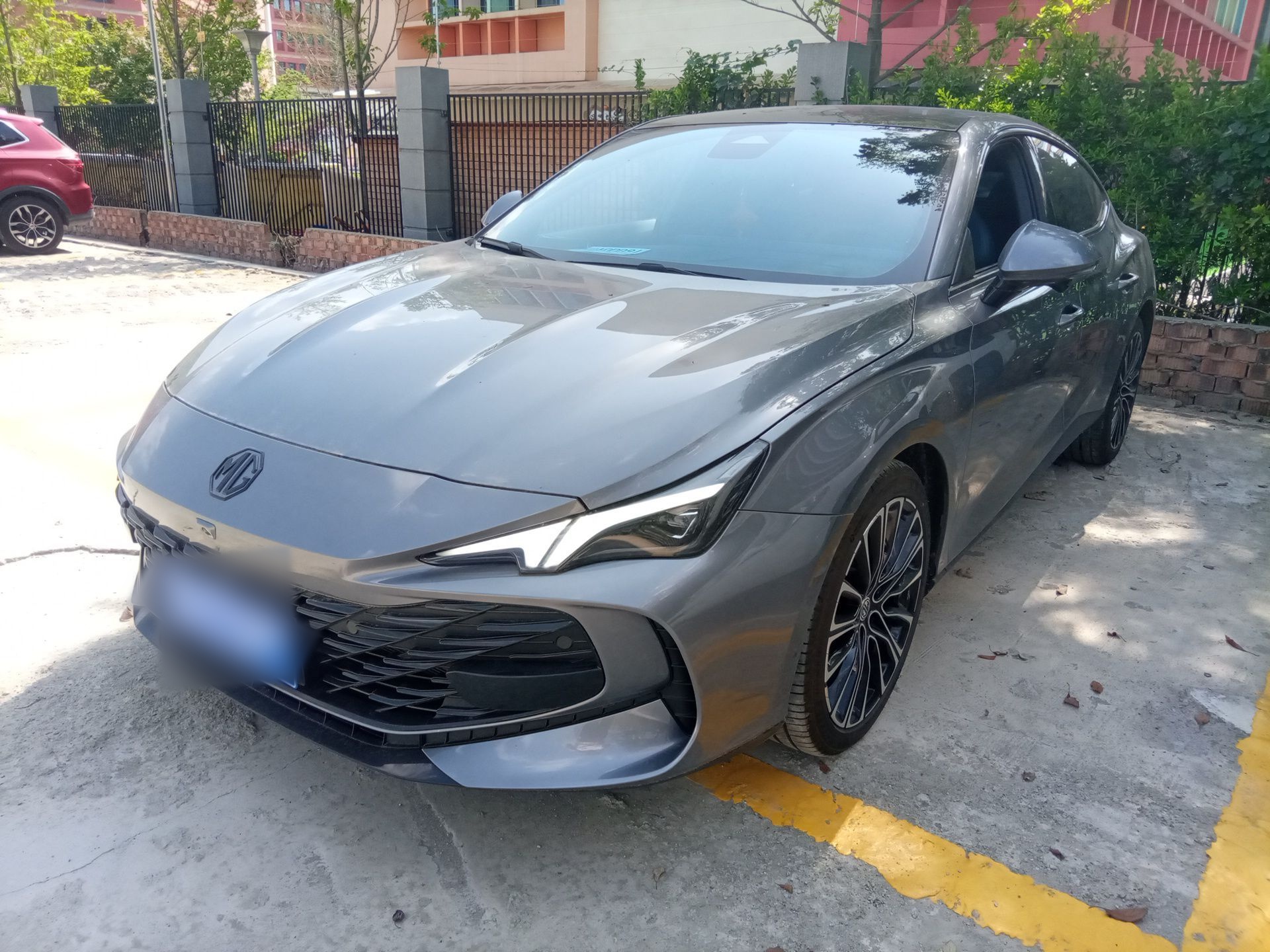 تحت مقدمة السيارة