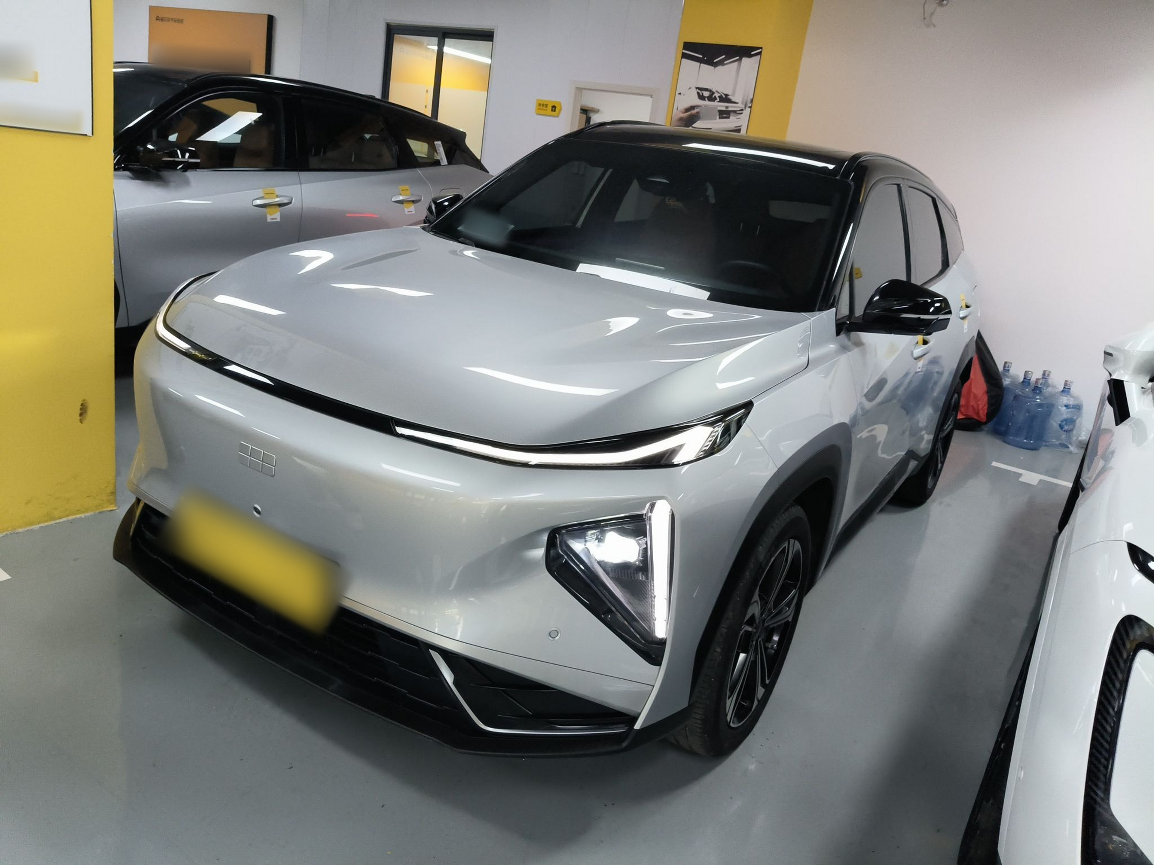 Под передней частью автомобиля