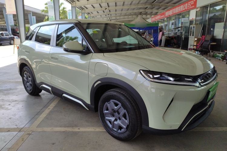 Used BYD Yuan UP 2025 Model 301KM Leading Version Front Right 45 Deg