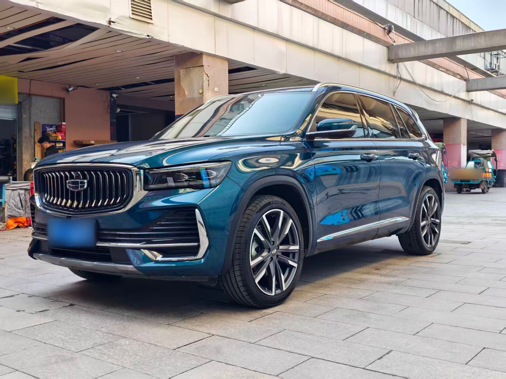 Под передней частью автомобиля