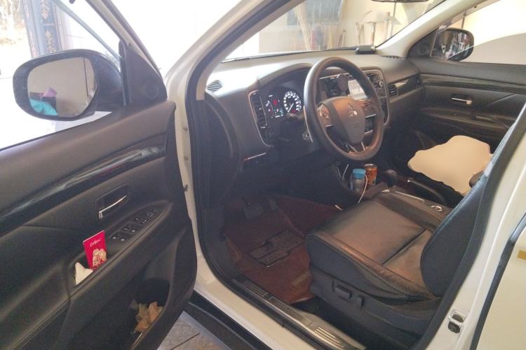 Used Mitsubishi Outlander 2016 2.4L 4x4 Elite Edition 5 Seats Driver Seat