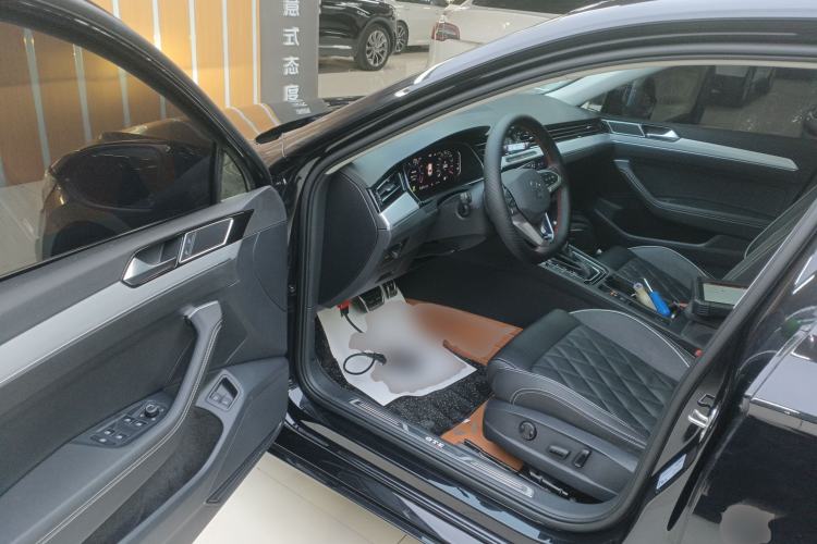 Used Volkswagen Magotan GTE Plug-in Hybrid 2022 GTE Luxury Model Driver Seat