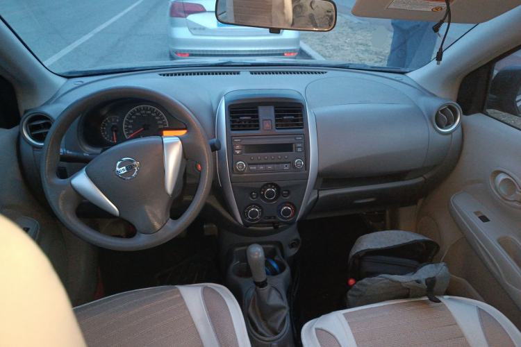 Used Nissan Sunny 2015 1.5XE Manual Master Edition Center Console