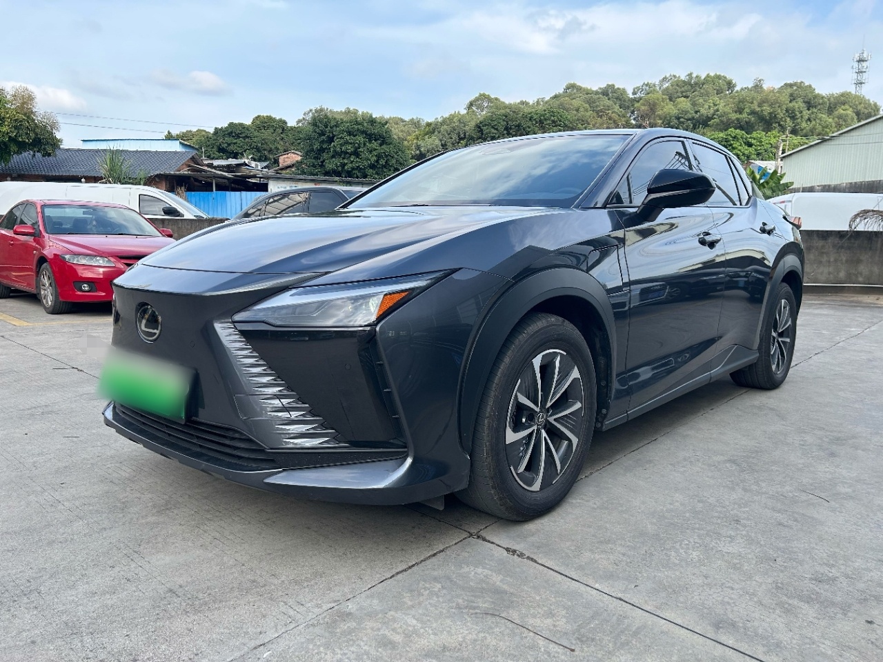 Под передней частью автомобиля